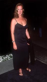 Elizabeth Perkins feet photo thumbnail