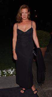 Elizabeth Perkins feet photo thumbnail