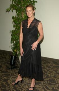 Elizabeth Perkins feet photo thumbnail