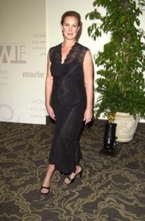 Elizabeth Perkins feet photo thumbnail