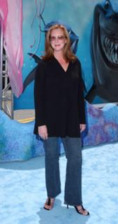 Elizabeth Perkins feet photo thumbnail