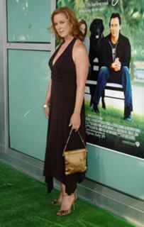 Elizabeth Perkins feet photo thumbnail