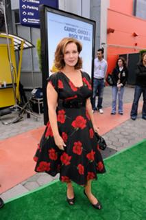 Elizabeth Perkins feet photo thumbnail
