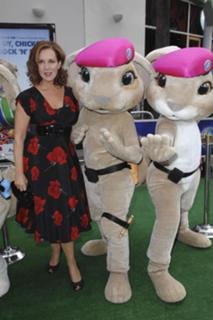 Elizabeth Perkins feet photo thumbnail