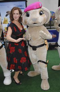 Elizabeth Perkins feet photo thumbnail