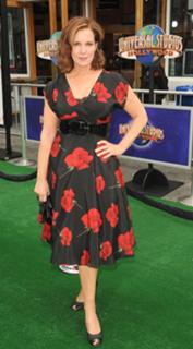 Elizabeth Perkins feet photo thumbnail