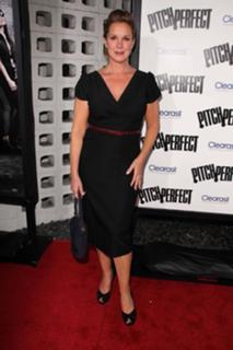 Elizabeth Perkins feet photo thumbnail