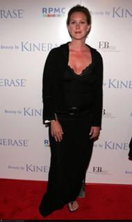 Elizabeth Perkins feet photo thumbnail