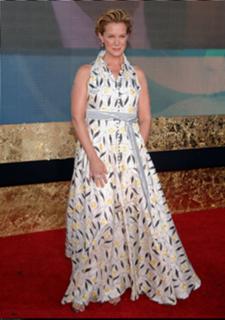 Elizabeth Perkins feet photo thumbnail