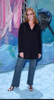 Elizabeth Perkins feet photo thumbnail