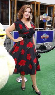 Elizabeth Perkins feet photo thumbnail