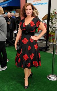 Elizabeth Perkins feet photo thumbnail