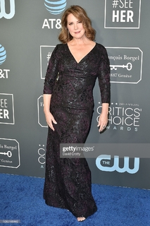 Elizabeth Perkins feet photo thumbnail