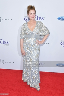 Elizabeth Perkins feet photo thumbnail