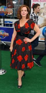 Elizabeth Perkins feet photo thumbnail