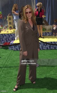 Elizabeth Perkins feet photo 1