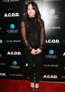 Elizabeth Reaser feet photo thumbnail