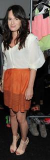 Elizabeth Reaser feet photo thumbnail