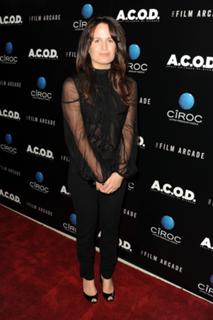 Elizabeth Reaser feet photo thumbnail