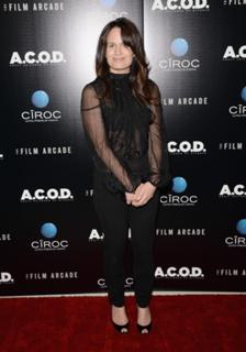 Elizabeth Reaser feet photo thumbnail