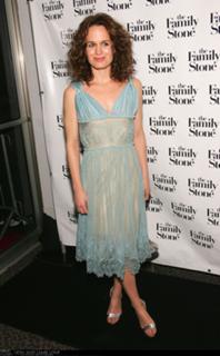 Elizabeth Reaser feet photo thumbnail