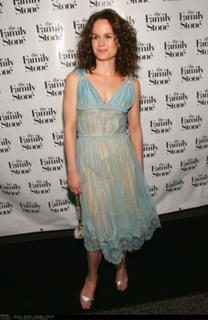 Elizabeth Reaser feet photo thumbnail