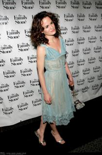 Elizabeth Reaser feet photo thumbnail