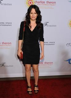 Elizabeth Reaser feet photo thumbnail
