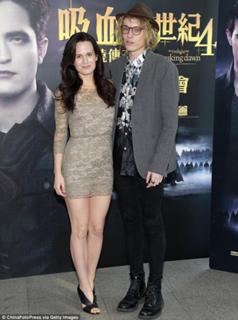 Elizabeth Reaser feet photo thumbnail