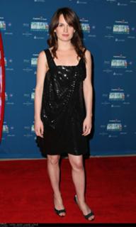 Elizabeth Reaser feet photo thumbnail