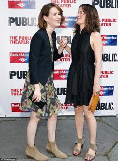 Elizabeth Reaser feet photo thumbnail