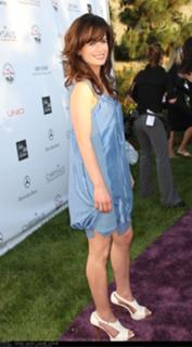 Elizabeth Reaser feet photo thumbnail