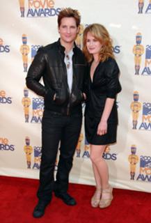 Elizabeth Reaser feet photo thumbnail