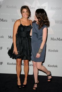 Elizabeth Reaser feet photo thumbnail