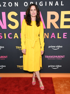 Elizabeth Reaser feet photo thumbnail