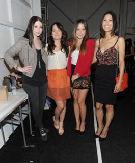 Elizabeth Reaser feet photo thumbnail
