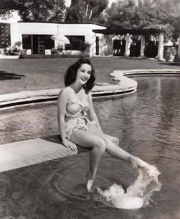 Elizabeth Taylor feet photo thumbnail