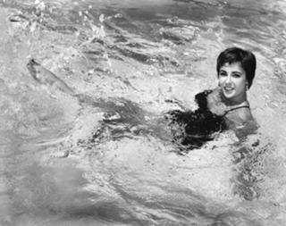 Elizabeth Taylor feet photo thumbnail