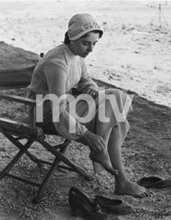 Elizabeth Taylor feet photo thumbnail