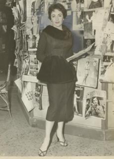 Elizabeth Taylor feet photo thumbnail