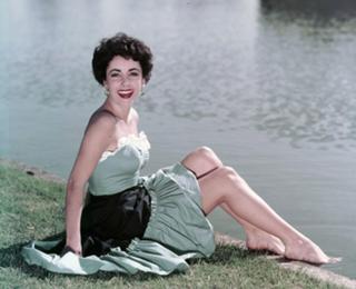 Elizabeth Taylor feet photo thumbnail