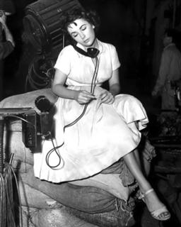 Elizabeth Taylor feet photo thumbnail