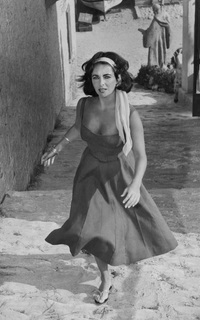 Elizabeth Taylor feet photo thumbnail