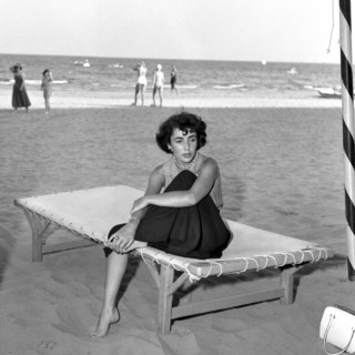 Elizabeth Taylor feet photo thumbnail