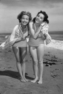 Elizabeth Taylor feet photo thumbnail