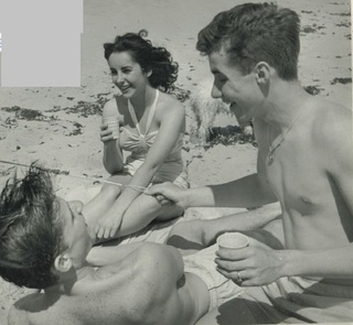 Elizabeth Taylor feet photo thumbnail