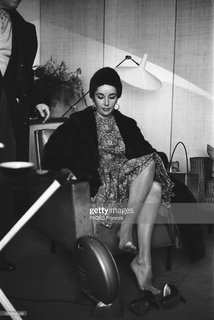 Elizabeth Taylor feet photo thumbnail