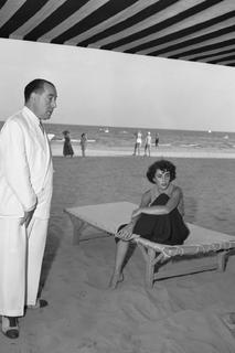 Elizabeth Taylor feet photo thumbnail