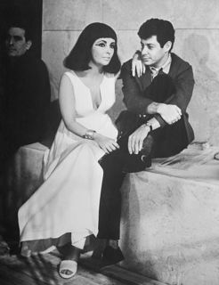 Elizabeth Taylor feet photo thumbnail