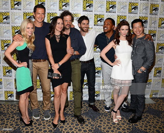 Elizabeth Tulloch feet photo thumbnail